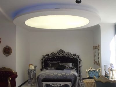Mekanlarınızın ışıklandırma sistemini değiştirmenin zamanı geldi. Transparan dokulu gergi tavan altına döşenen aydınlatma sistemi sayesinde artık %80 e varan enerji tasarrufu sağlayabilirsiniz. Aydınlatma üstelik homojen. Hem göz yormuyor hem de istediğinizden daha kaliteli bir ışık kaynağı. Tavanlarınızın estetiği ise tartışılmaz. Hem şık, hem uzun ömürlü, hem de ekonomik tavanlar artık Işıklı doku gergi tavan ile mümkün. Kaliteli malzeme kullanarak uyguladığımız Gergi Tavan Aydınlatma  Sistemleriyle kaliteli işçiliği birleştirdik ve ortaya hayran kalacağınız tavanlar geliştirdik.